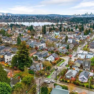 Holiday home Skyline Blue House In Greenwood, Seattle